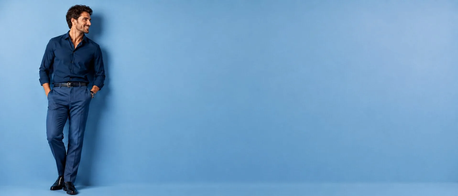 Homem de camisa e calça azul-marinho